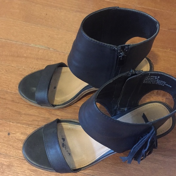 Very Volatile leather heels with fringe detail! - Picture 7 of 7